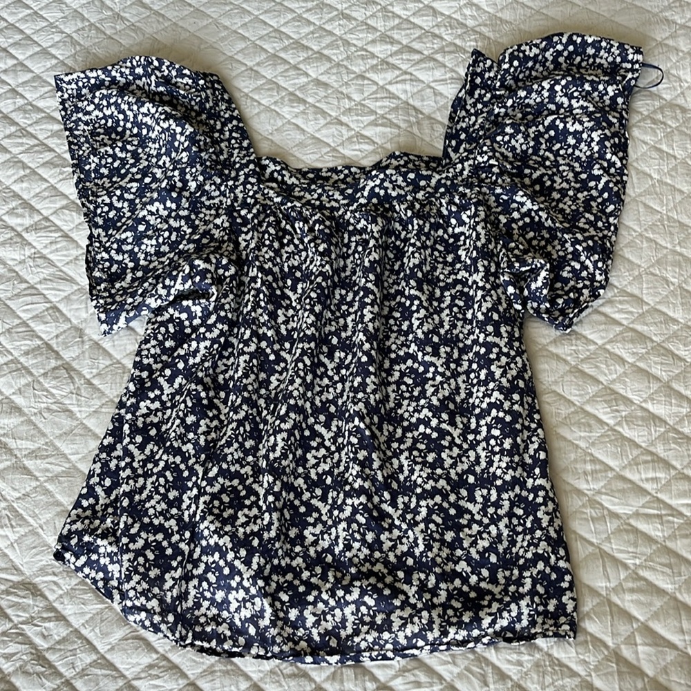 || Vince Camuto || Square Neck Blouse • Flutter Sleeve • Size Medium